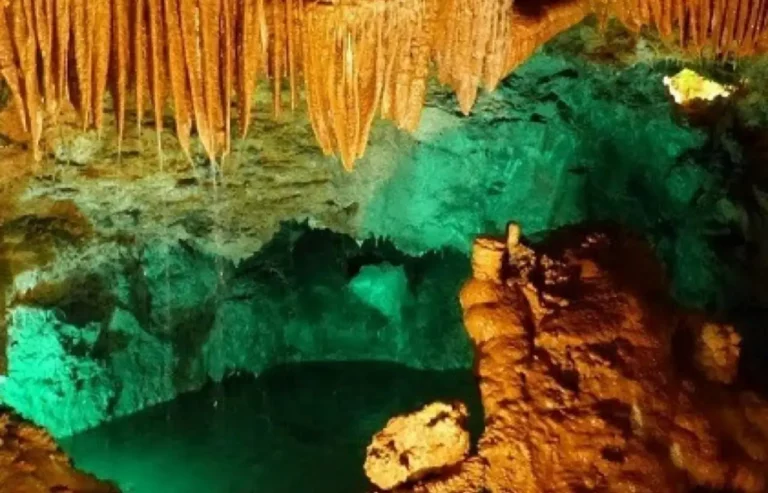 Foto deslumbrante das grutas de Mira D'aire