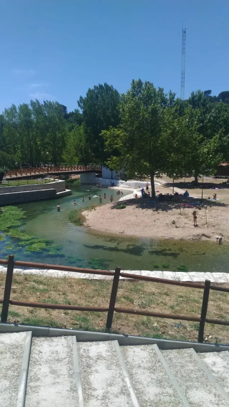 fotografia da praia fluvial da nascente do Alviela