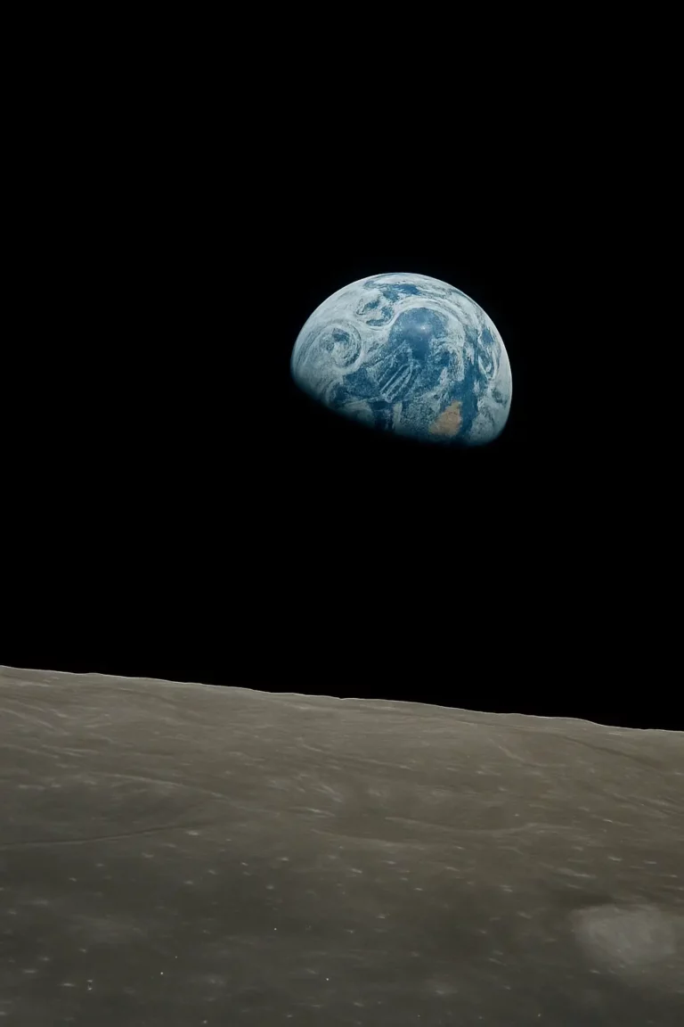 Imagem do planeta Terra a surgir no horizonte lunar, captada do espaço, com a superfície cinzenta da Lua em primeiro plano e o céu negro ao fundo.